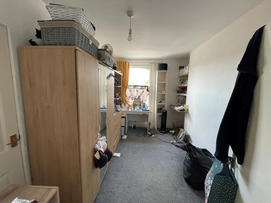 Lot: 73 - FREEHOLD BLOCK OF TWO FLATS AND A MAISONETTE FOR INVESTMENT - Maisonette bedroom three